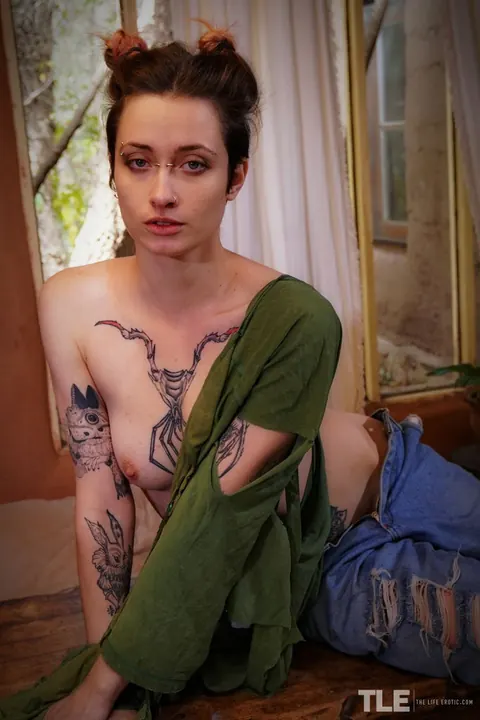 Tattooed Woman in Jeans Reveals and Spreads Her Hairy Pussy – photo 6 of 16