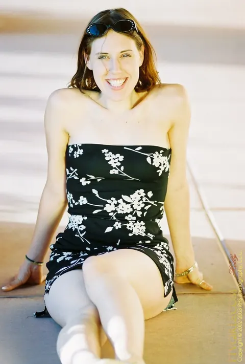 Tall Woman in a Dress and Heels Spreads Her Legs – photo 8 of 21