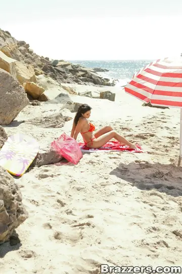 Veronica Rayne – Busty Brunette MILF Takes Anal on the Beach