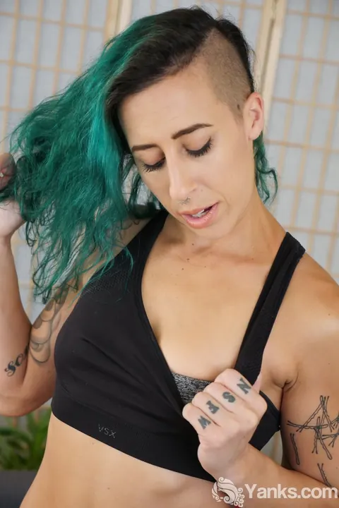 Andre Shakti: Tattooed Woman with Small Tits Spreads Her Pussy – photo 6 of 17
