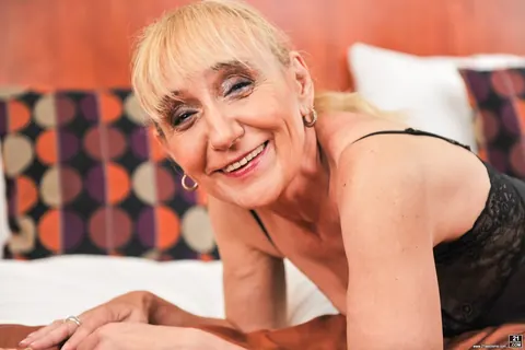 Mature Woman Strips Naked and Spreads Her Pussy Open – photo 4 of 16
