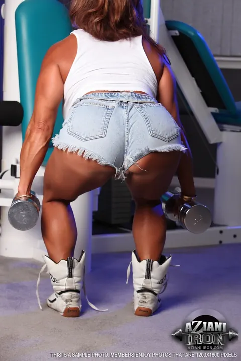 Dd Diamonds: Mature Brunette Bodybuilder Spreads in Shorts at the Gym – photo 11 of 15