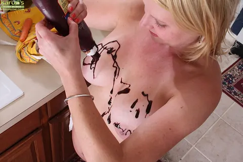 Lynn Miller: Blonde MILF with Big Natural Tits Oils Up and Spreads Her Legs – photo 7 of 16