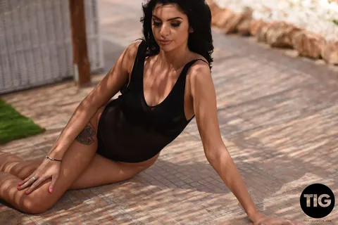 Sarah Long: British Black-Haired Woman Strips Out of Her Bikini Outdoors – photo 4 of 21