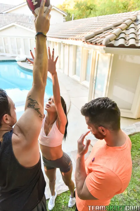 Katya Rodriguez: Latina in Threesome Gives Blowjobs and Spreads Outdoors – photo 1 of 20
