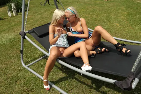 Lola Myluv: Amateur Lesbians Toy and Lick Each Other Outdoors – photo 3 of 21