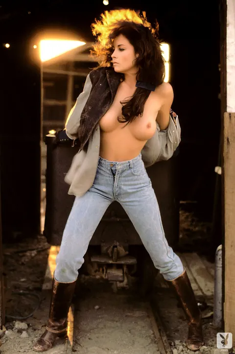 Kimberly Mcarthur: Slim Blonde Strips Out of Her Lingerie and Boots Outdoors – photo 3 of 16