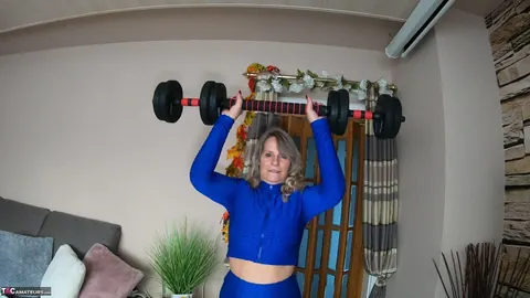 Sweet Susi: Thick European MILF Strips Out of Her Yoga Pants – photo 1 of 16