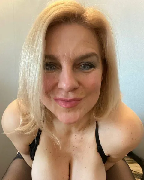Mature Blonde Shows Off Her Big Tits and Round Ass – photo 7 of 10