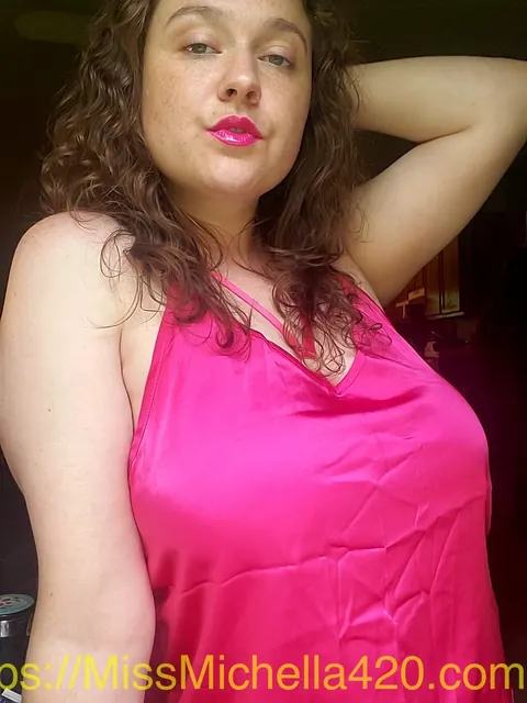 BBW Pulls Her Top Down and Spreads Her Legs Wide – photo 16 of 17