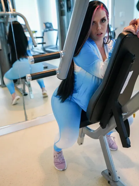 Ryan Smiles: BBW Brunette Flaunts Her Big Natural Tits in the Gym – photo 5 of 21