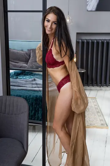 Alisa Sky – Athletic Brunette Poses Nude in Glamour Set