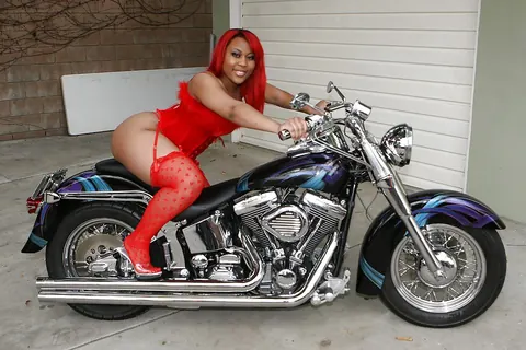 Luscious Louis: Ebony BBW Strips Out of Her Lingerie and Stockings Outdoors – photo 2 of 16
