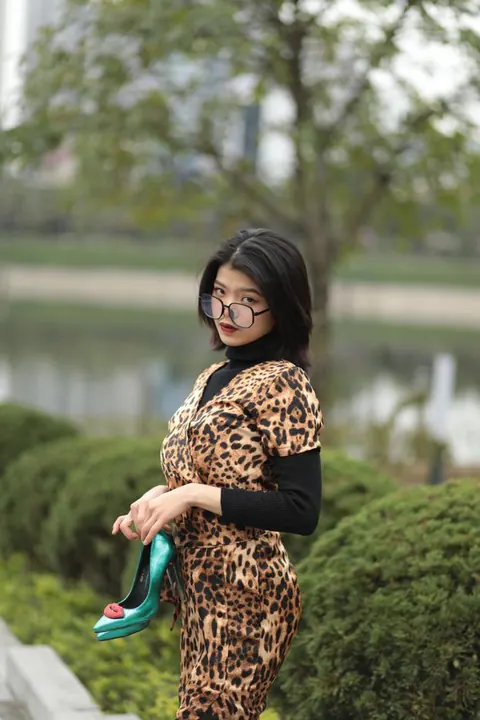 Short-Haired Asian Babe in Leopard Dress Poses in Public – photo 7 of 21