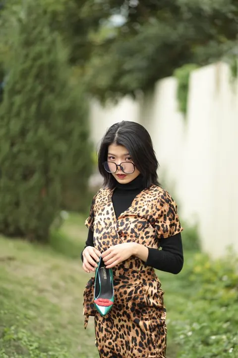 Short-Haired Asian Babe in Leopard Dress Poses in Public – photo 11 of 21