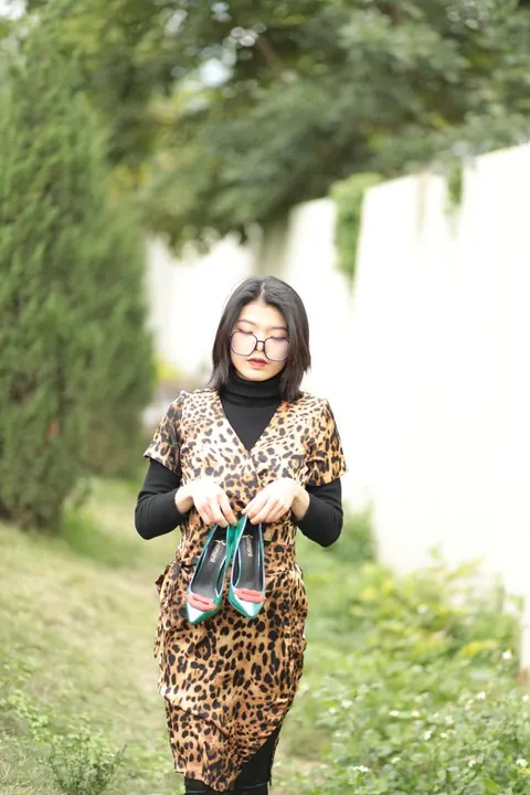 Short-Haired Asian Babe in Leopard Dress Poses in Public – photo 14 of 21