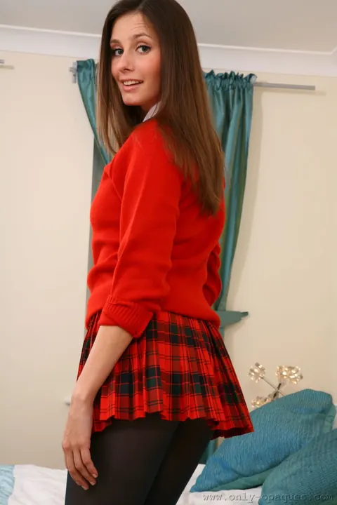 Gigi Lightspeed: European Brunette Spreads Her Pussy in the Bedroom – photo 1 of 21