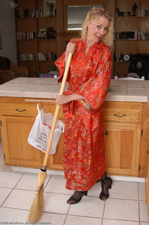 Thick Blonde MILF in Stockings Spreads Her Pussy in the Kitchen – photo 2 of 21