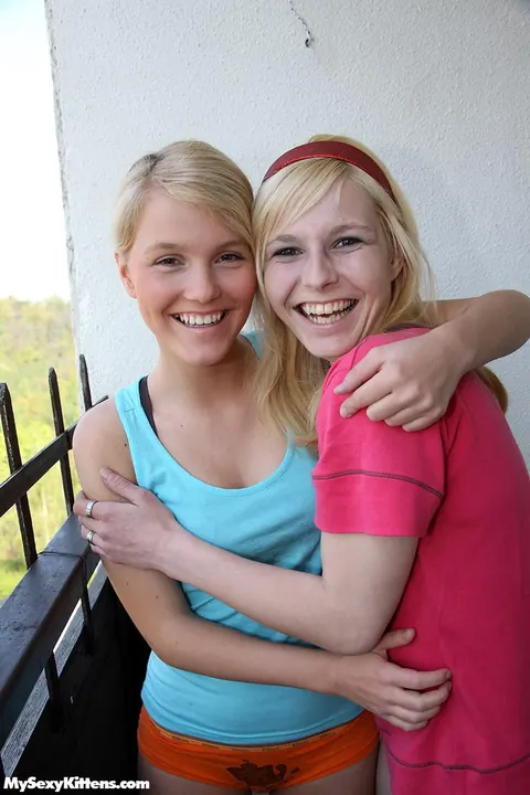 Maaike: Two Tall PAWG Blondes Scissor and Finger Each Other – photo 3 of 16