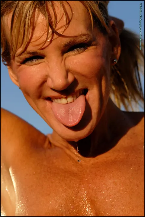 Peggy Vee: Tattooed Blonde MILF Wets Herself with a Hose and Spreads – photo 7 of 15