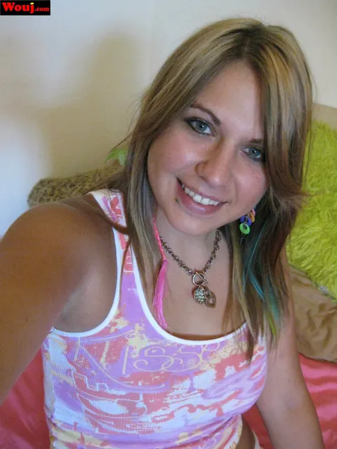 Blonde Poses in Her Outfit and Smiles for the Camera – photo 13 of 15