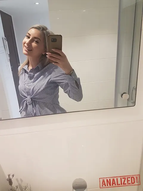Petite Short-Haired Babe Strips Out of Her Lingerie for a Mirror Selfie – photo 1 of 20
