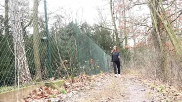 Cynthia Vellons – Slim Czech MILF Spreads Outdoors by a Fence