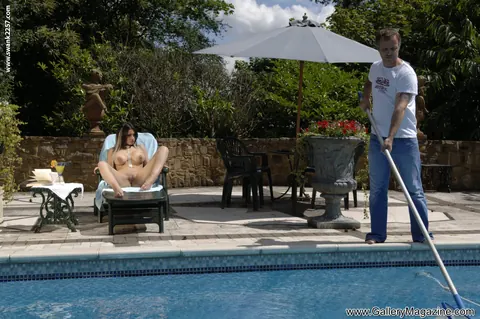 Katie Weale: MILF with Shaved Pussy Gets a Facial from the Pool Boy Outdoors – photo 1 of 21