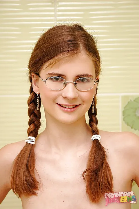 Slim Babe in Glasses Spreads Her Pussy in the Bathroom – photo 4 of 16