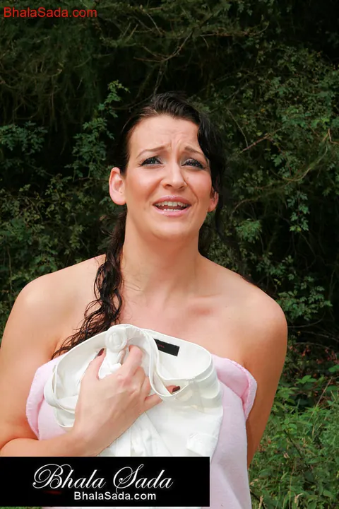 Brunette MILF Unwraps Her Robe and Poses Naked – photo 12 of 15