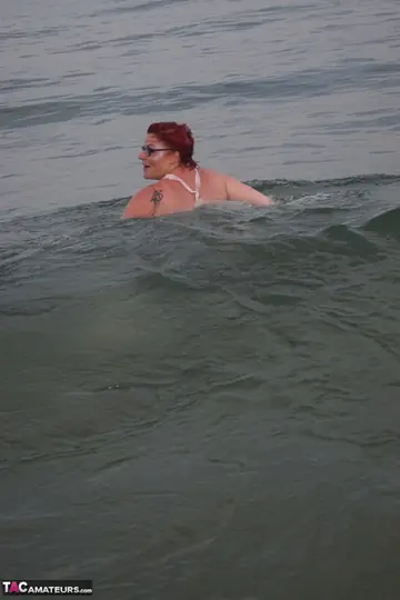 Mollie Foxxx – Thick Redhead MILF Strips on the Beach Then Fingers Her Pussy on Toilet