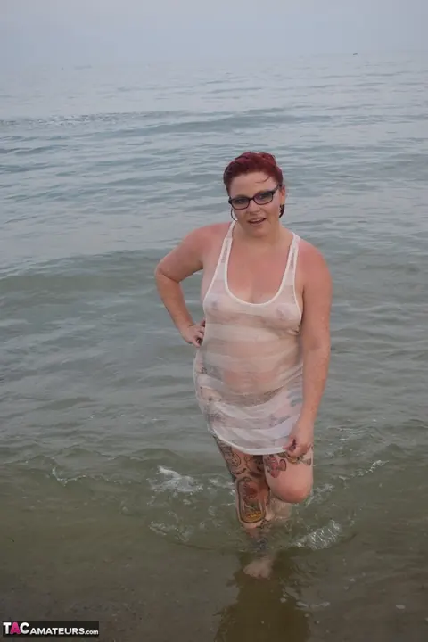 Mollie Foxxx: Thick Redhead MILF Strips on the Beach Then Fingers Her Pussy on Toilet – photo 7 of 16