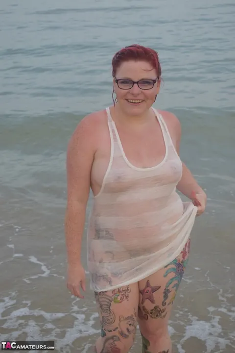 Mollie Foxxx: Thick Redhead MILF Strips on the Beach Then Fingers Her Pussy on Toilet – photo 8 of 16