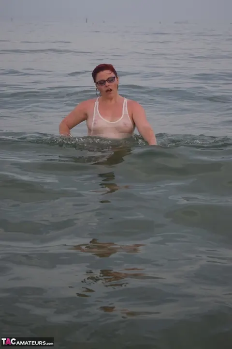 Mollie Foxxx: Thick Redhead MILF Strips on the Beach Then Fingers Her Pussy on Toilet – photo 5 of 16