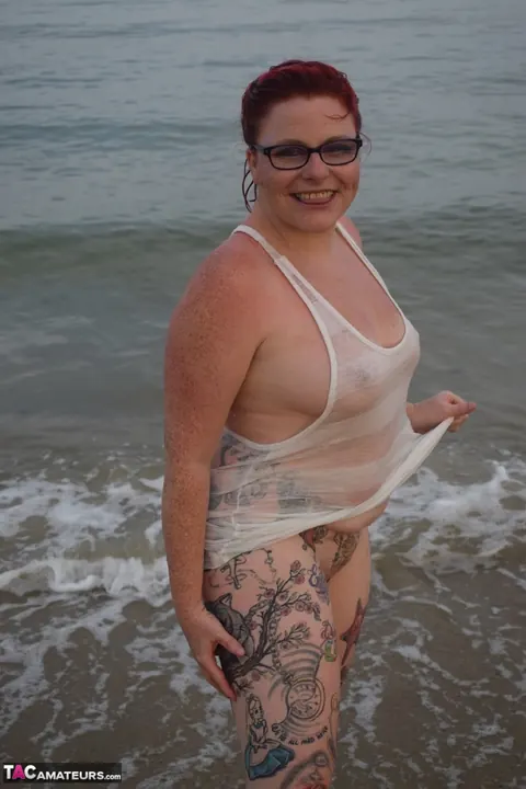 Mollie Foxxx: Thick Redhead MILF Strips on the Beach Then Fingers Her Pussy on Toilet – photo 9 of 16