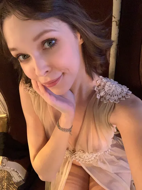 Kitty Gem: Skinny Brunette Pulls Panties Aside and Spreads for Mirror Selfie – photo 4 of 20
