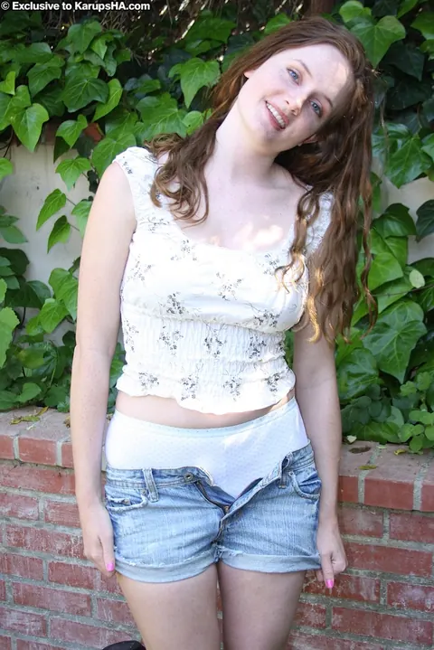 Holly Hansen: Redhead Strips Nude to Flaunt Her Natural Tits – photo 6 of 21