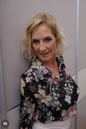 Molly Maracas – Mature British MILF Takes a Facial and Cum in Mouth