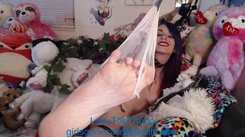 Freckled Amateur Poses and Wiggles Her Toes – photo 11 of 16