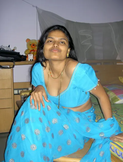 Indian Brunette Poses in a Skirt and Reveals Her Body – photo 8 of 12