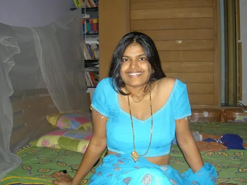 Indian Brunette Poses in a Skirt and Reveals Her Body – photo 12 of 12