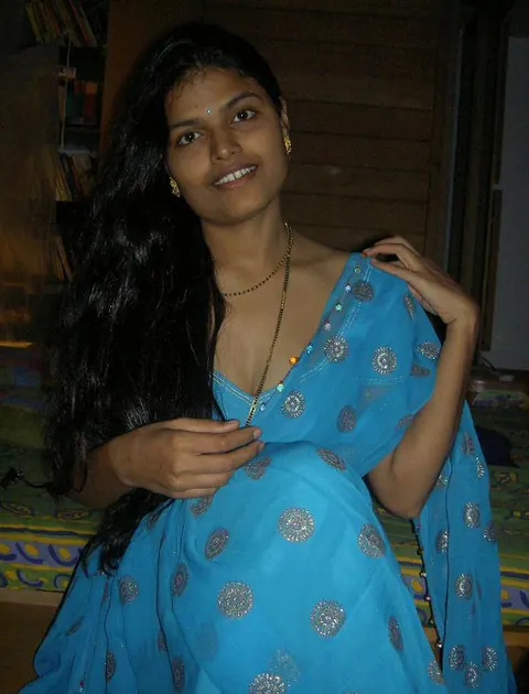 Indian Brunette Poses in a Skirt and Reveals Her Body – photo 10 of 12