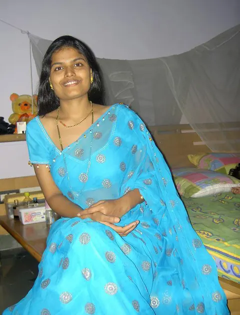 Indian Brunette Poses in a Skirt and Reveals Her Body – photo 5 of 12