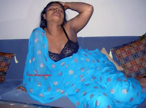 Indian Brunette Poses in a Skirt and Reveals Her Body – photo 9 of 12