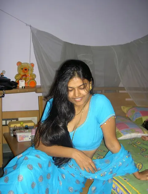 Indian Brunette Poses in a Skirt and Reveals Her Body – photo 11 of 12