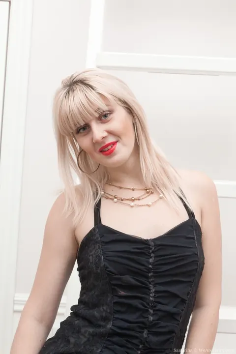 Blonde Undresses and Fingers Her Hairy Bush – photo 4 of 17
