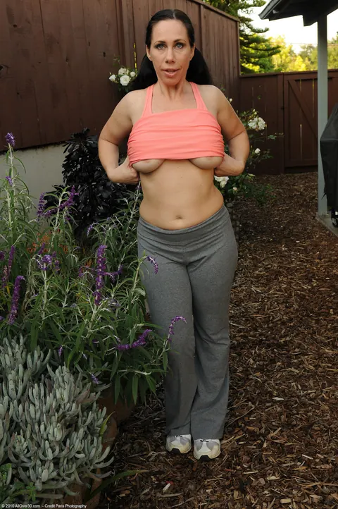 PAWG MILF Pulls Panties Aside and Spreads Her Trimmed Pussy Outdoors – photo 5 of 21