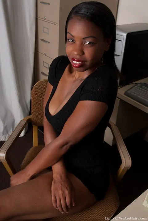 Ebony Woman Spreads Her Legs to Show Trimmed Grooming – photo 2 of 17