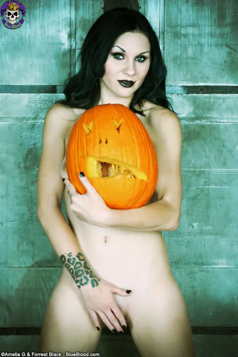 Jenny Trouble: British PAWG Carves a Pumpkin While Nude – photo 8 of 15