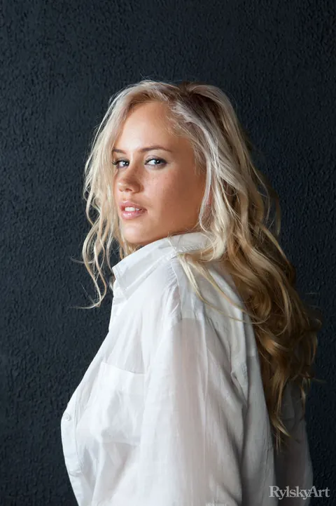 Kylie Page: Blonde Babe Flaunts Her Big Natural Tits and Small Hard Nipples in Heels – photo 2 of 16
